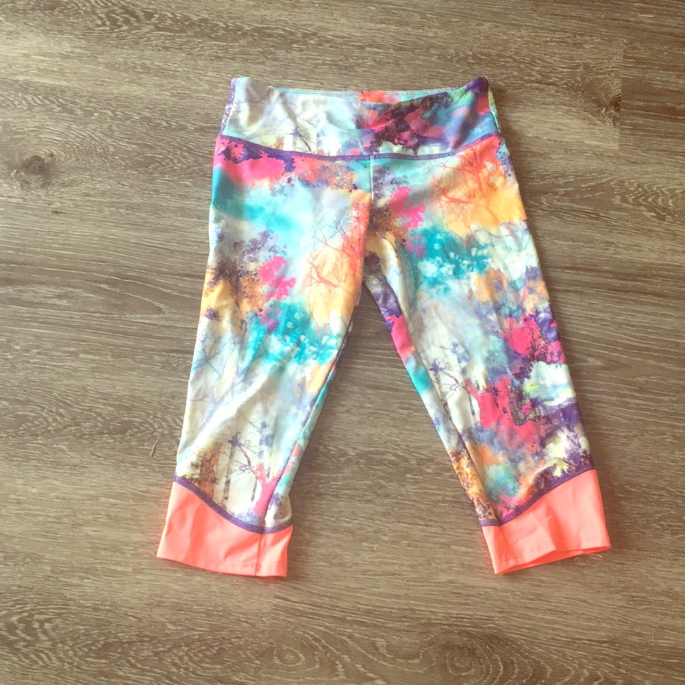 Super cute capri leggings. Small